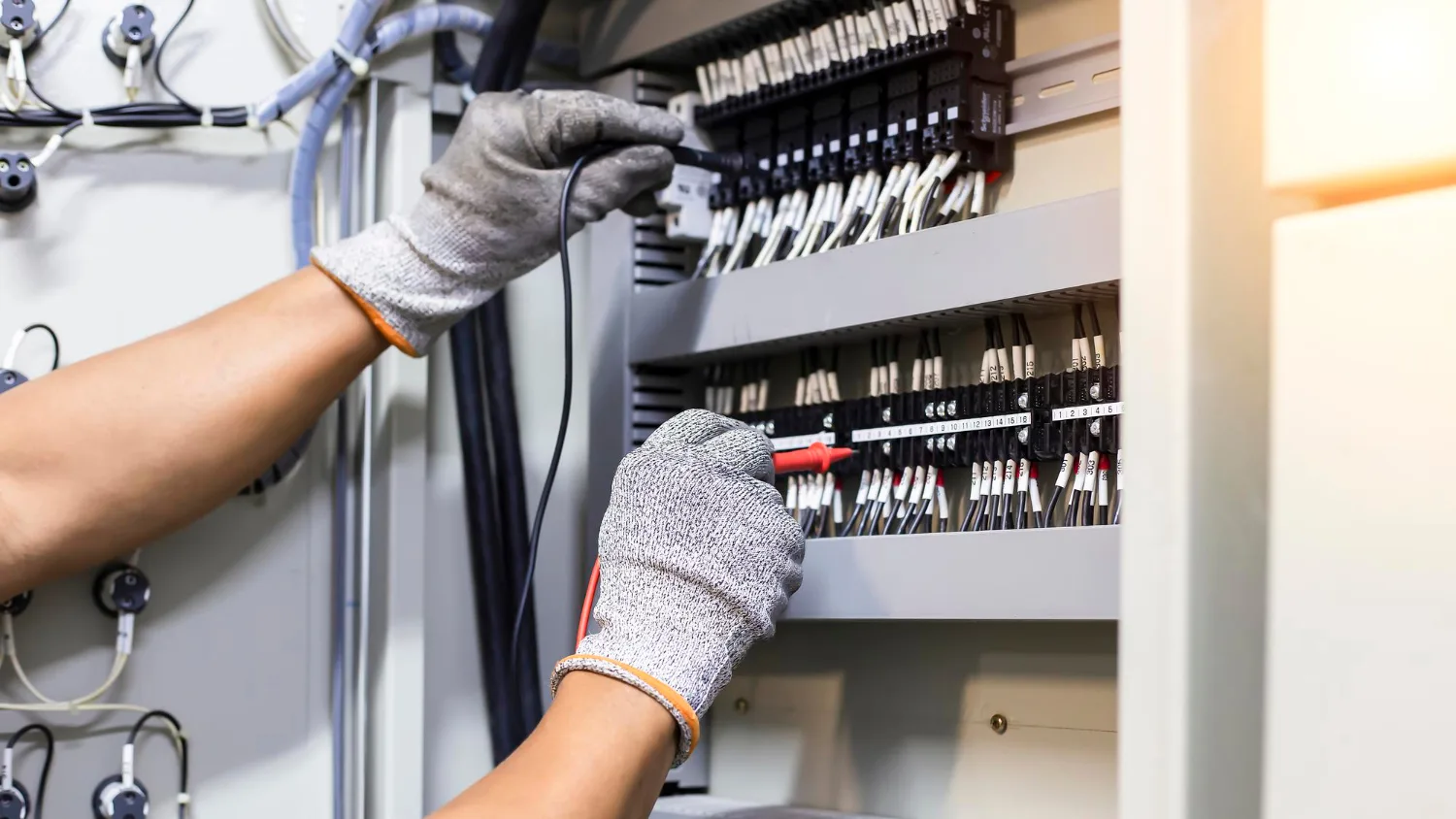 Elektriker Notdienst Wien - Techniker prüft Sicherungskasten