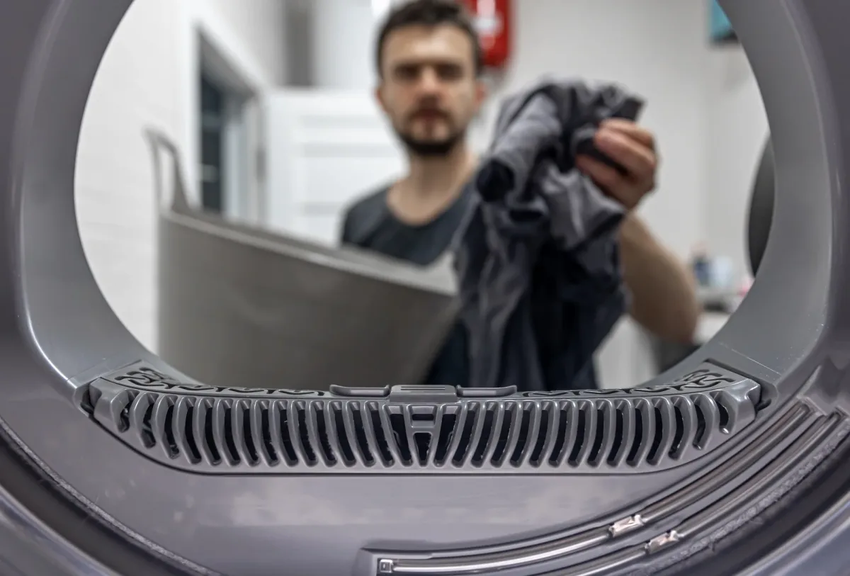 Trockner Reparatur Wien - Wäsche wird in den Trockner geladen